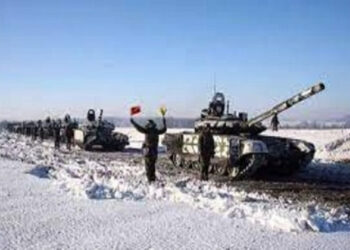 क्रीमिया से बाहर निकलते टैंक और सैन्य वाहन