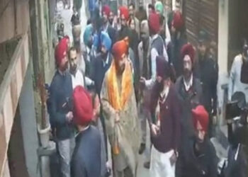 अमृतसर के तिलक नगर में कार्यकर्ता के बाहर नवजोत सिंह सिद्धू