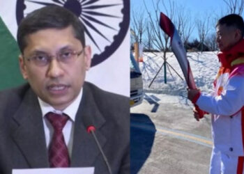 विदेश मंत्रालय के प्रवक्ता अरिंदम बागची (बाएं) और बीजिंग ओलंपिक की मशाल थामे फैबाओ (दाएं)