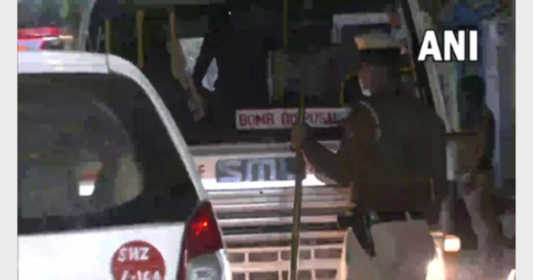 दिल्ली के ओल्ड सीमापुरी इलाके में विस्फोटक मिलने के बाद जांच करने पहुंचा बम निरोधक दस्ता (फाइल फोटो)
