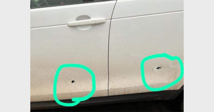 कार पर बने गोलियों के निशान