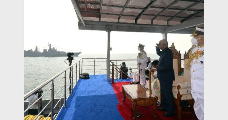 जहाजों और पनडुब्बियों से सलामी लेते हुए राष्ट्रपति