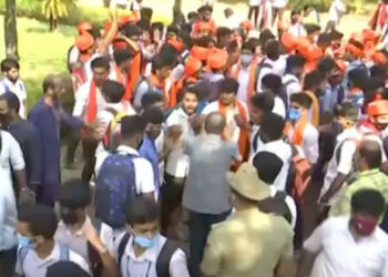 भगवा दुपट्टे के साथ उतरे छात्र