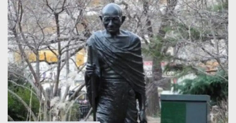 गांधी जी की प्रतिमा (फाइल चित्र)