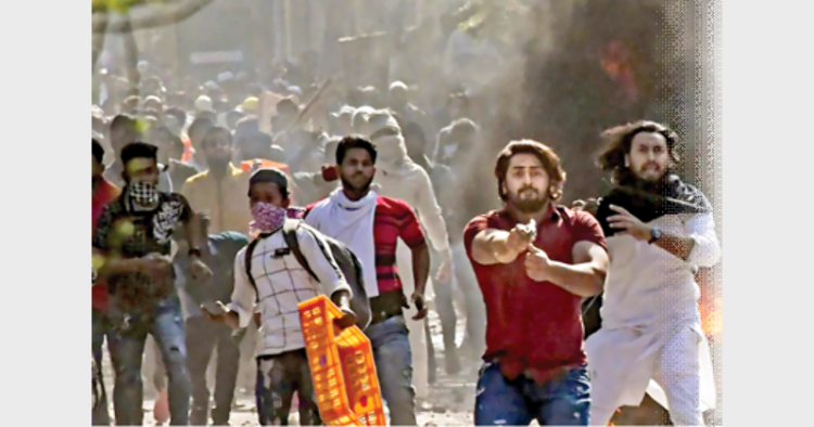 सुरक्षाकर्मियों पर खुलेआम पिस्तौल तानता हुआ दंगाई शाहरुख (फाइल चित्र)