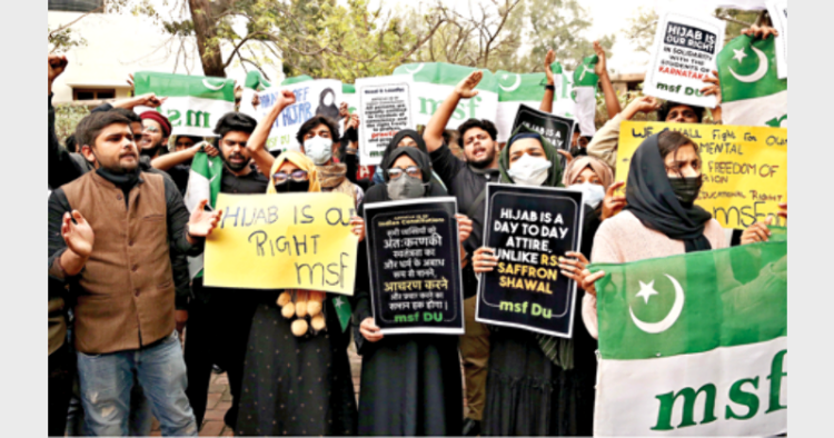 दिल्ली में हिजाब के पक्ष में प्रदर्शन करतीं मुस्लिम महिलाएं