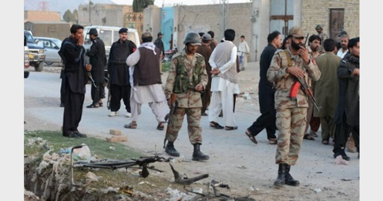 बलोच हमले के बाद घटनास्थल पर पाकिस्तान के सुरक्षाकर्मी