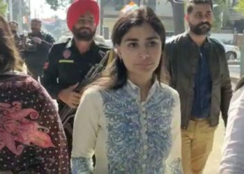 राबिया सिद्धू अपनी मां के साथ पिता नवजोत सिंह सिद्धू को जिताने के लिए पूरा जोर लगा रही हैं।