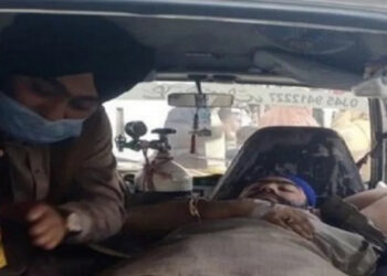 हमले में घायल एक सिख को अस्पताल ले जाते हुए परिजन