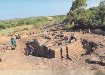 कलमोड़ा में खुदाई में मिला मंदिर का सुरक्षित हिस्‍सा।