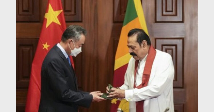 गत जनवरी में श्रीलंका के दौरे पर गए चीनी विदेश मंत्री वांग यी के साथ प्रधानमंत्री महिन्दा राजपक्षे