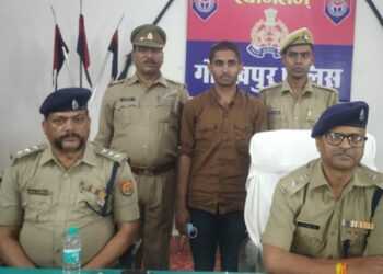 पुलिस की गिरफ्त में आरोपी आकाश यादव