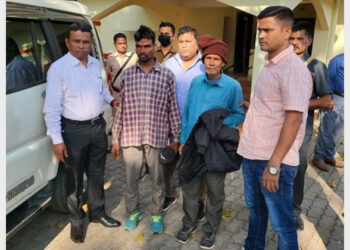 पुलिस की गिरफ्त में कुख्यात नक्सली कंचन दा (नीली शर्ट में)। उस पर तीन करोड़ रुपये का इनाम था।