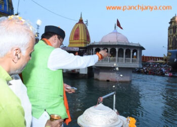 हरिद्वार में मां गंगा की पूजा अर्चना करते पुष्कर सिंह धामी