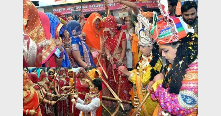 भगवान श्रीकृष्ण और बलराम के बालस्वरूप ग्वालों से होली खेलतीं गोपियां