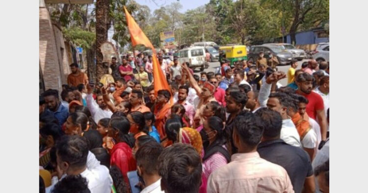 जमशेदपुर में प्रदर्शन करते हिंदुत्ववादी संगठनों के कार्यकर्ता