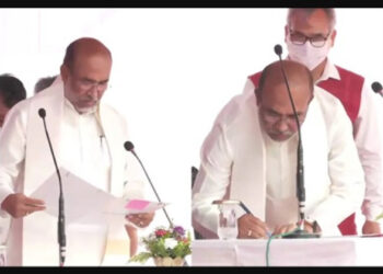 मुख्यमंत्री पद की शपथ लेते एन बीरेन सिंह