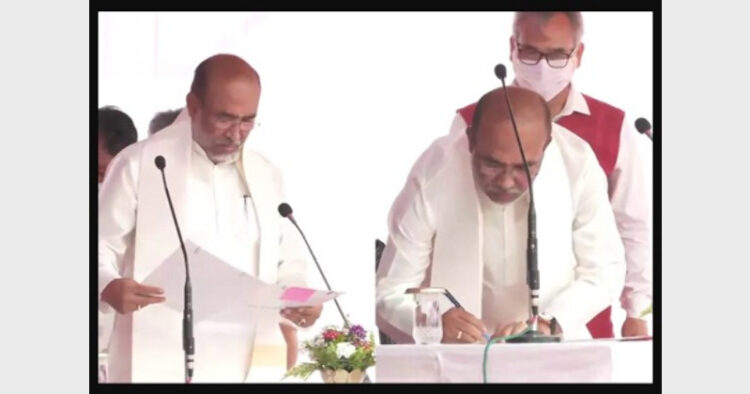 मुख्यमंत्री पद की शपथ लेते एन बीरेन सिंह