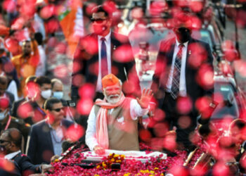 वाराणसी में रोड शो के दौरान प्रधानमंत्री श्री नरेंद्र मोदी