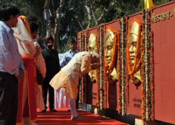 भगत सिंह, सुखदेव और राजगुरु श्रद्धांजलि देते पीएम मोदी