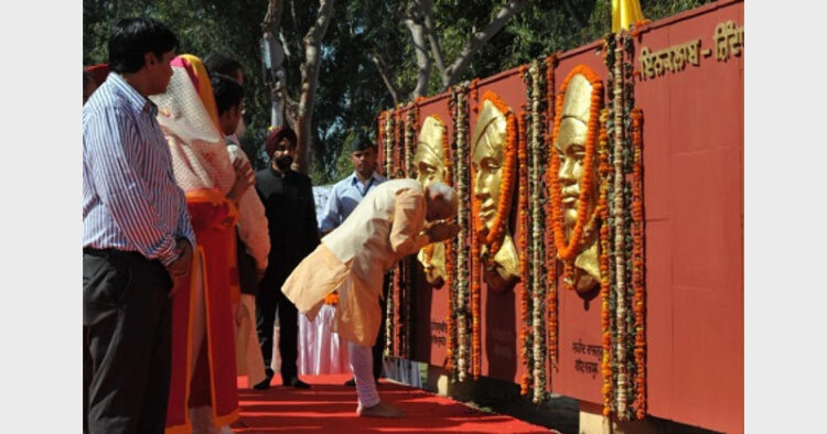 भगत सिंह, सुखदेव और राजगुरु श्रद्धांजलि देते पीएम मोदी