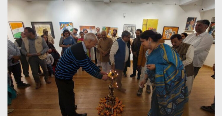 प्रदर्शनी का उद्घाटन करते अतिथि