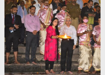 वाराणसी में गंगा आरती करते हुए गवर्नर शक्तिकांत दास
