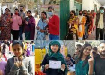 मतदान के दौरान के चित्र