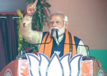 वाराणसी में जनसभा को संबोधित करते पीएम मोदी
