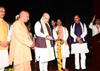 विधायक दल की बैठक का दीप प्रज्ज्वलित कर शुभारंभ करते अमित शाह'
