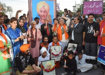 अमर क्रांतिकारी भगत सिंह के याद में कार्यक्रम करते हुए फाउंडेशन के सदस्य (फाइल चित्र)