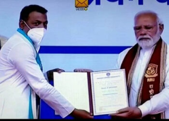 डॉ नीलेश भरणे और पीएम मोदी