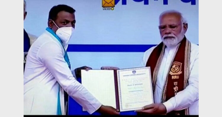 डॉ नीलेश भरणे और पीएम मोदी
