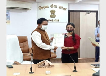 अमदाबाद के डीएम कार्यालय में पाकिस्‍तान से आए हिंदुओं को सौंपे गए नागरिकता पत्र