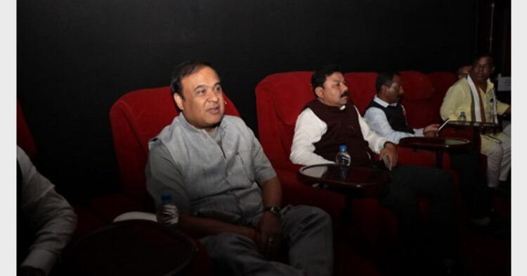 फिल्म "द कश्मीर फाइल्स" देखते मुख्यमंत्री हिमंत विश्व शर्मा