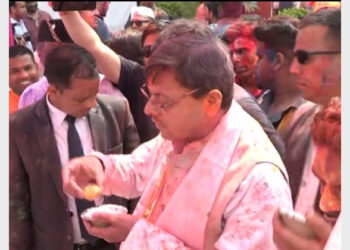 गोल गप्पे का आनंद लेते पुष्कर सिंह धामी