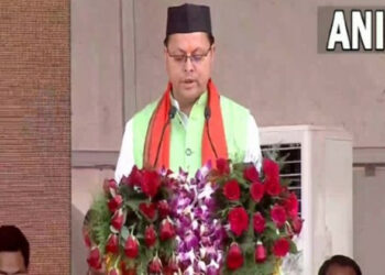 मुख्यमंत्री पद की शपथ लेते हुए पुष्कर सिंह धामी