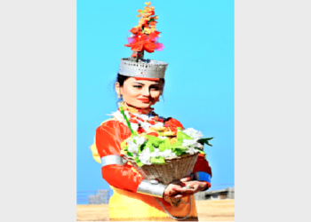 पारंपरिक पोशाक में खासी  युवती