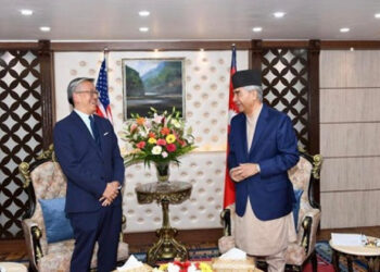 बदलती विदेश नीति: नेपाल के प्रधानमंत्री शेर बहादुर देउबा के साथ अमेरिका के सहायक विदेश मंत्री डोनाल्‍ड लू।