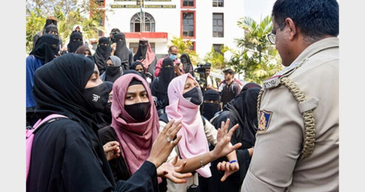 कर्नाटक में एक पुलिसकर्मी से जबरदस्ती बहस करती हुईं स्कूल यूनिफार्म पहनने के बजाय हिजाब पहनकर आईं स्कूली छात्राएं