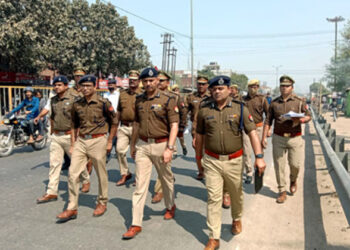 कानपुर में सुरक्षा व्यवस्था का जायजा लेते पुलिस अधिकारी।