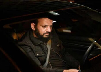 अपनी कैब चलाते हुए खालिद