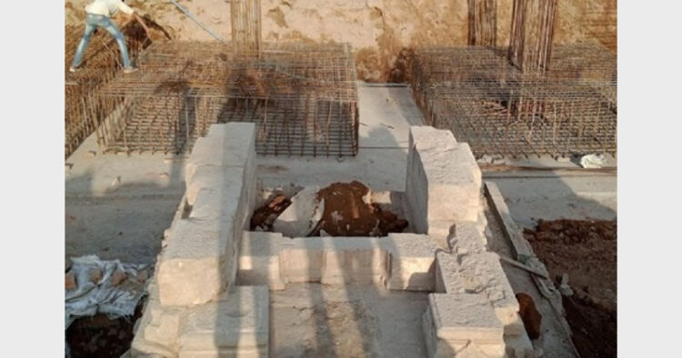 महाकाल मंदिर के समीप पुरातत्व विभाग द्वारा की जा रही खुदाई