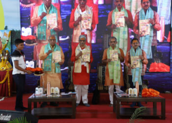 मासिक जागरण पत्रिका जाग्रत मालवा के मालवा का स्वातंत्र्य समर पर विशेषांक का विमोचन करते अतिथिगण।