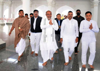 मुख्यमंत्री एन बीरेन सिंह और भाजपा के वरिष्ठ नेता संबित पात्रा।