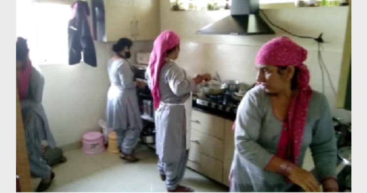रेस्तरां की रसोई में काम करती महिलाएं