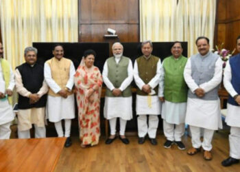 प्रधानमंत्री श्री नरेंद्र मोदी के साथ भाजपा सांसद।