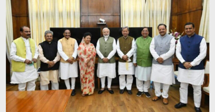 प्रधानमंत्री श्री नरेंद्र मोदी के साथ भाजपा सांसद।