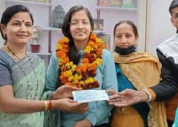 मेयर को चेक देते हुए निशा ग्रेवाल और उनके परिजन