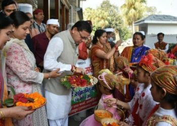 बच्चों के साथ फूलदई उत्सव मनाते सीएम धामी